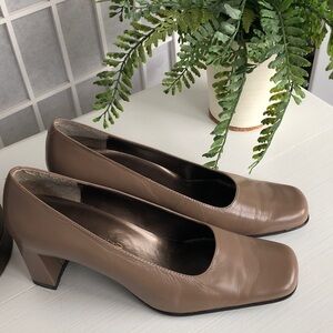 Bandolino Leather Pumps with Square Toe & Block Heel in Nearly New Condition 6.5